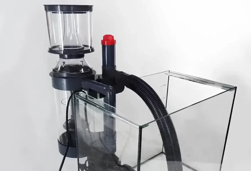 Um aquário pqueno com um Skimmers de Venturi .